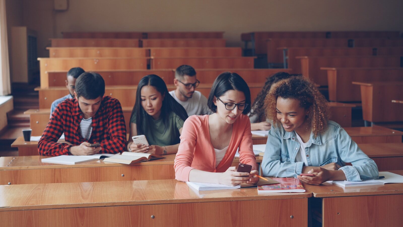 Alumnado en un aula respondiendo desde el móvil